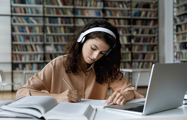 TIPS AND TRICKS TO STAY FOCUSED ON YOUR PHD STUDIES